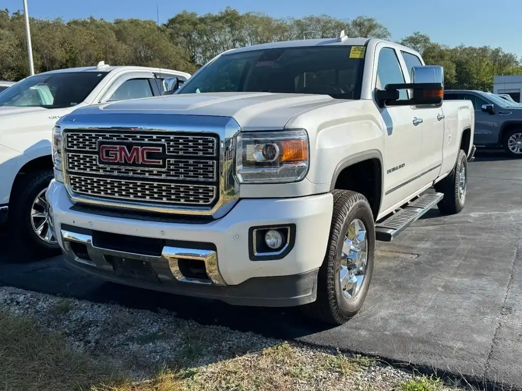 2019 GMC Sierra Denali 4WD Crew Cab Long Box's photo