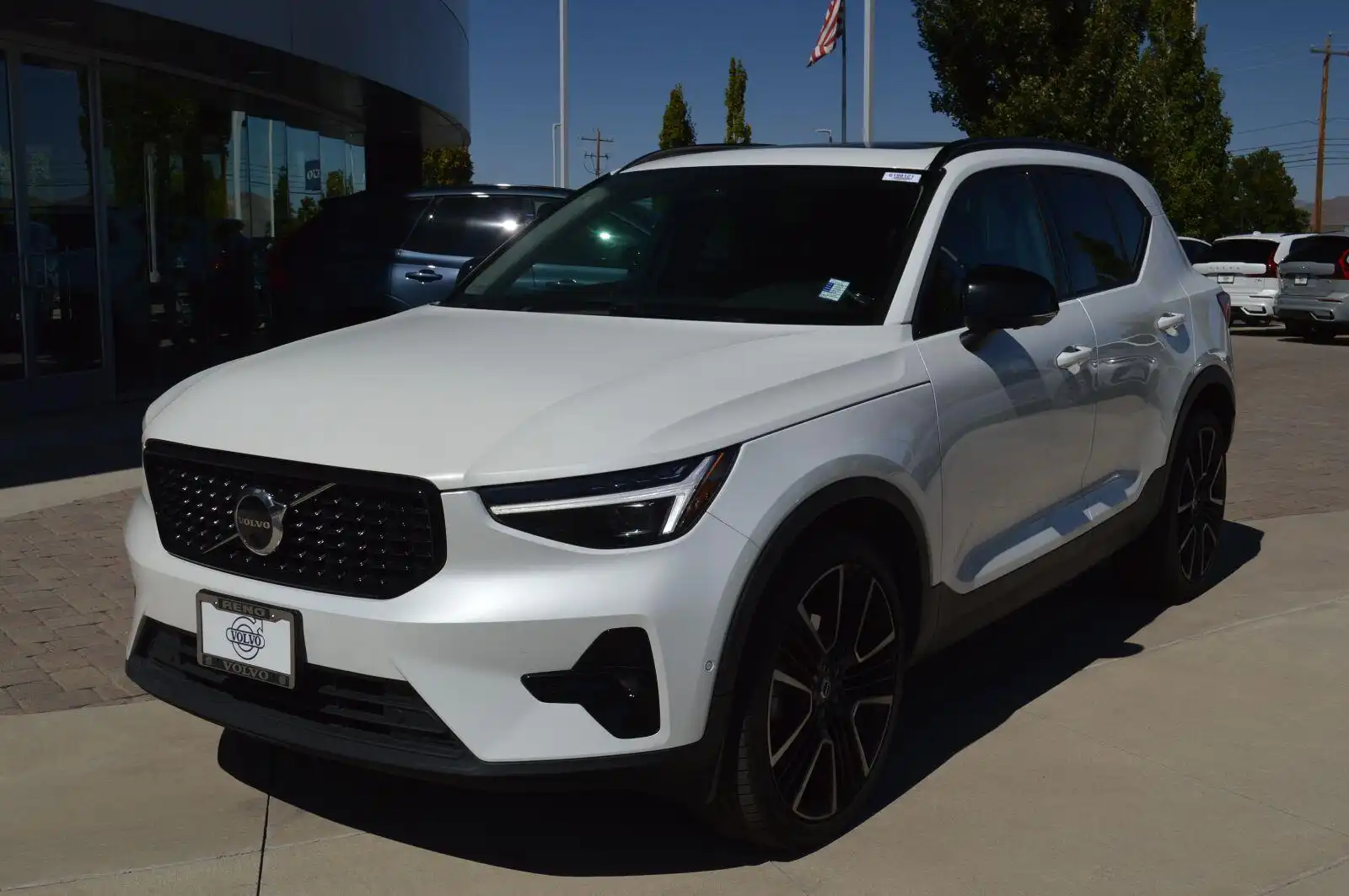 2023 Volvo XC40 B5 Ultimate Dark AWD's photo