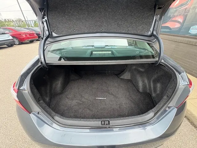 2016 Toyota Corolla LE AT photo 5