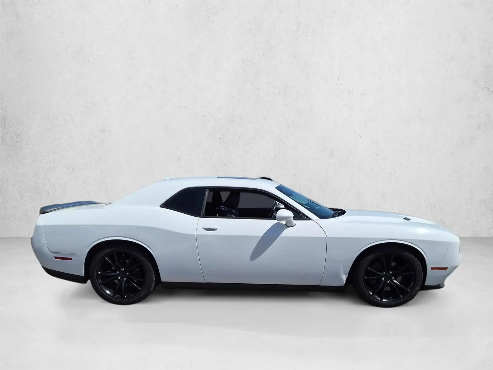 2016 Dodge Challenger SXT Plus photo 4