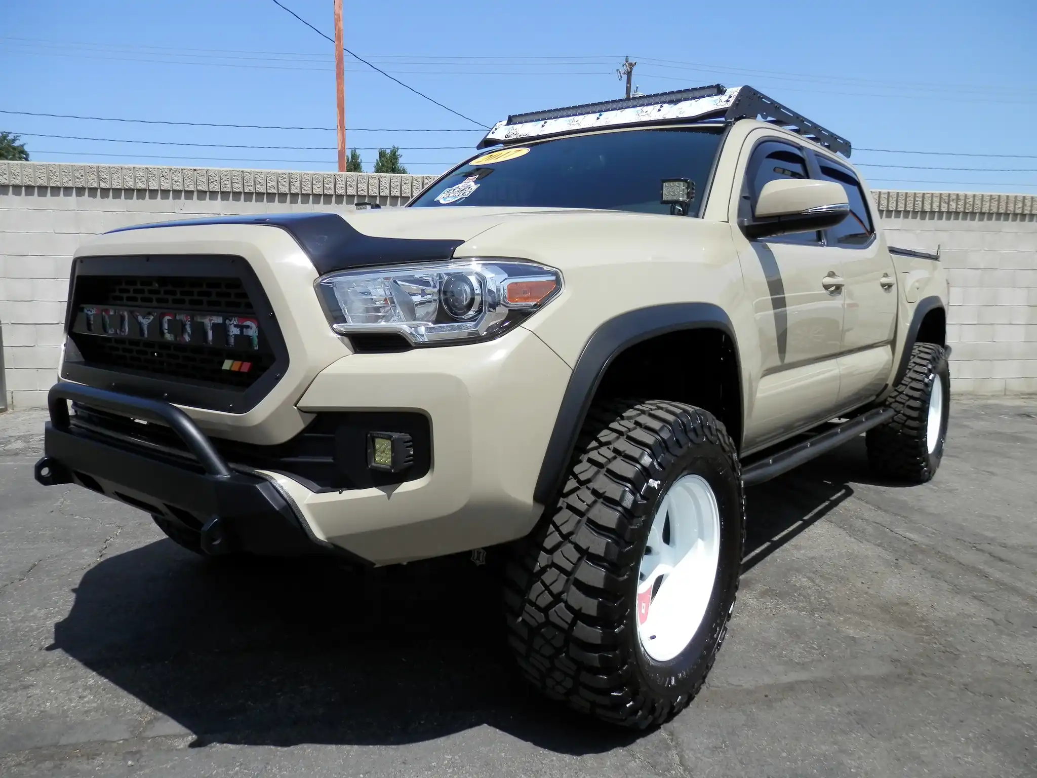 2017 Toyota Tacoma TRD Off-Road Double Cab 4WD V6 Auto Short Bed's photo