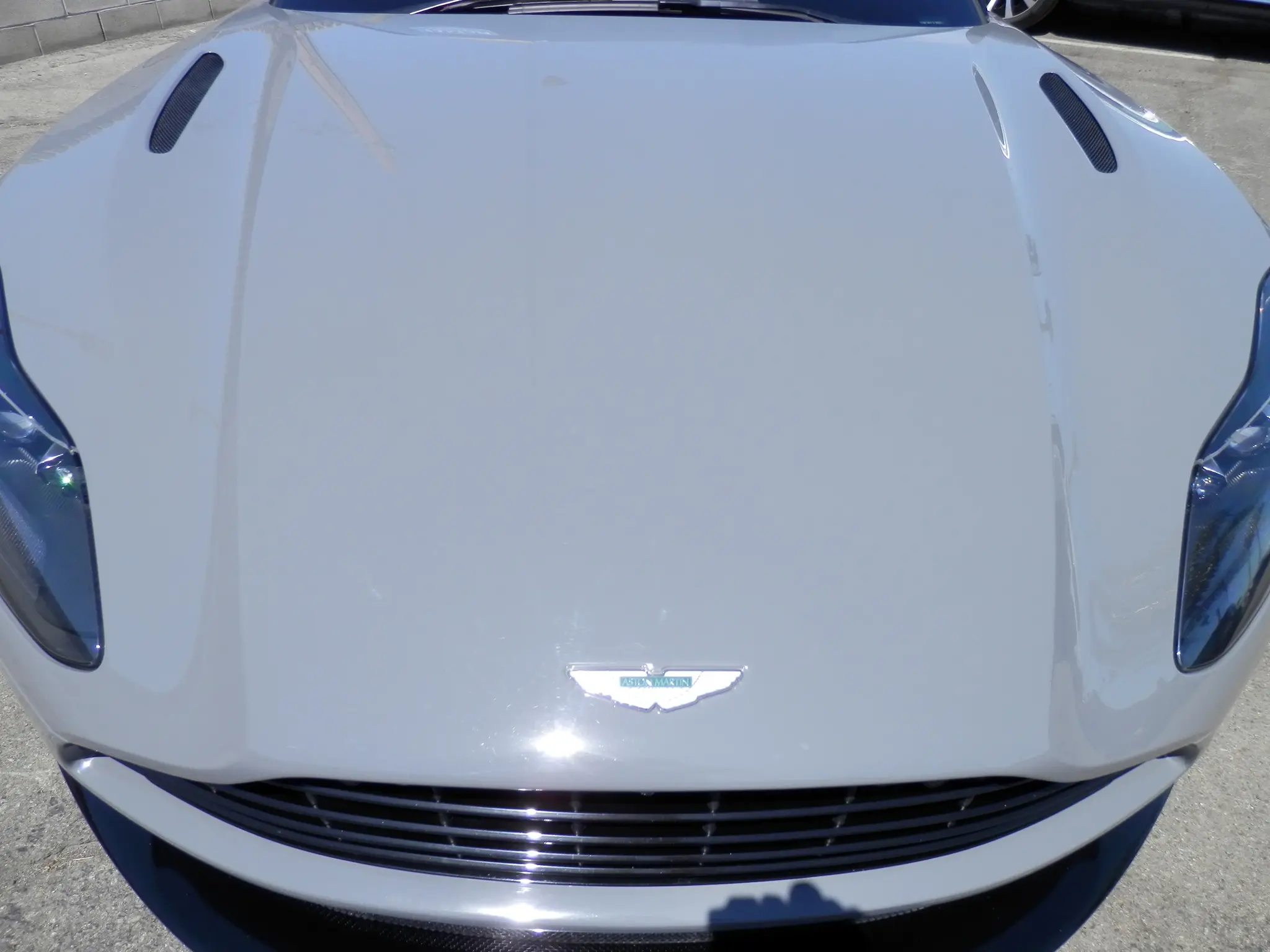 2020 Aston Martin DB11 V8 Coupe photo 3