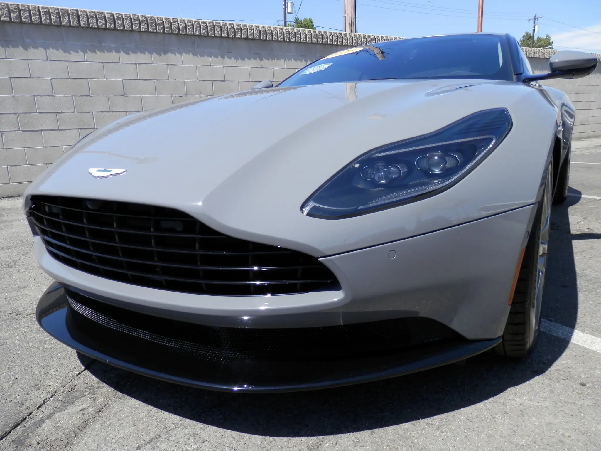 2020 Aston Martin DB11 V8 Coupe photo 4