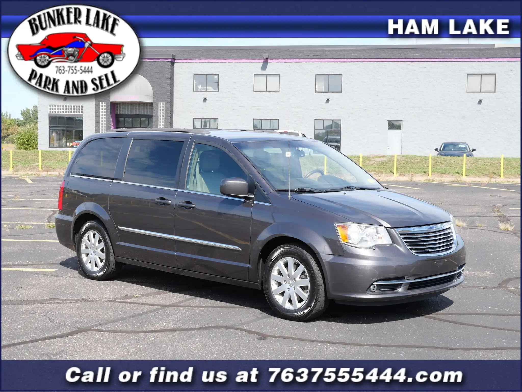 2016 Chrysler Town & Country Touring's photo