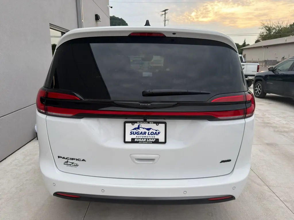 2026 Chrysler Pacifica Select AWD photo 5