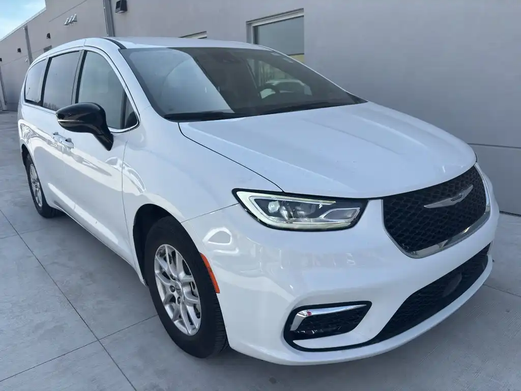 2025 Chrysler Pacifica Select's photo