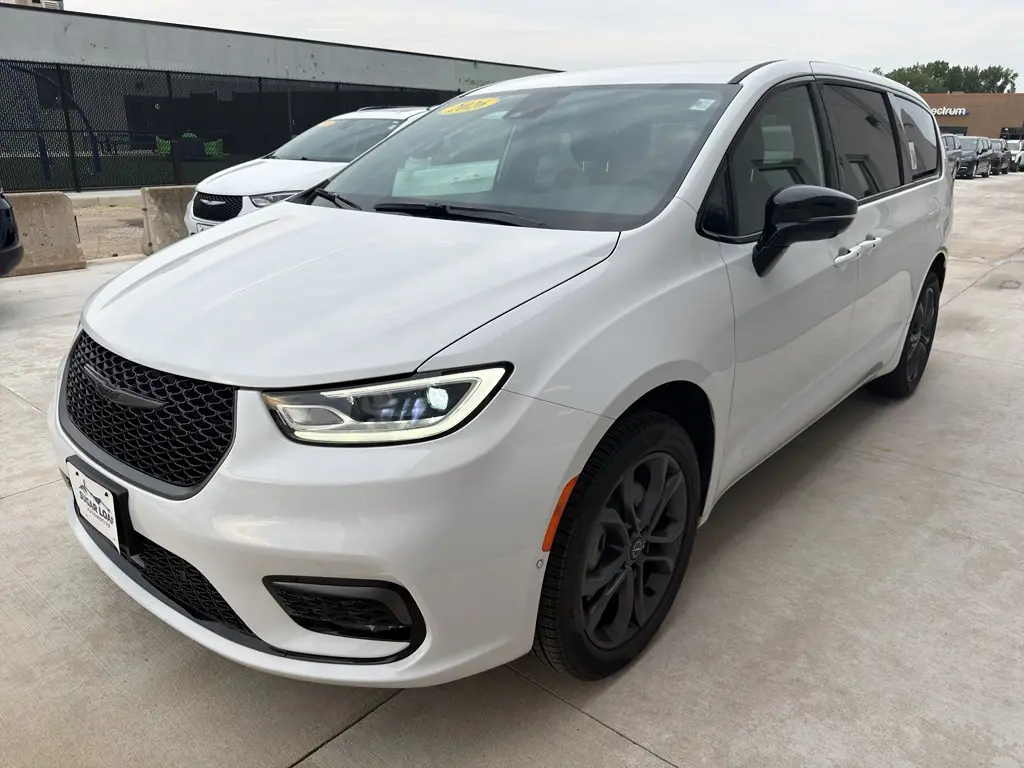 2026 Chrysler Pacifica Select AWD photo 3