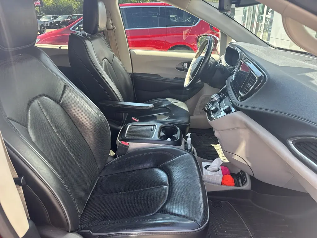 2019 Chrysler Pacifica Limited photo 3
