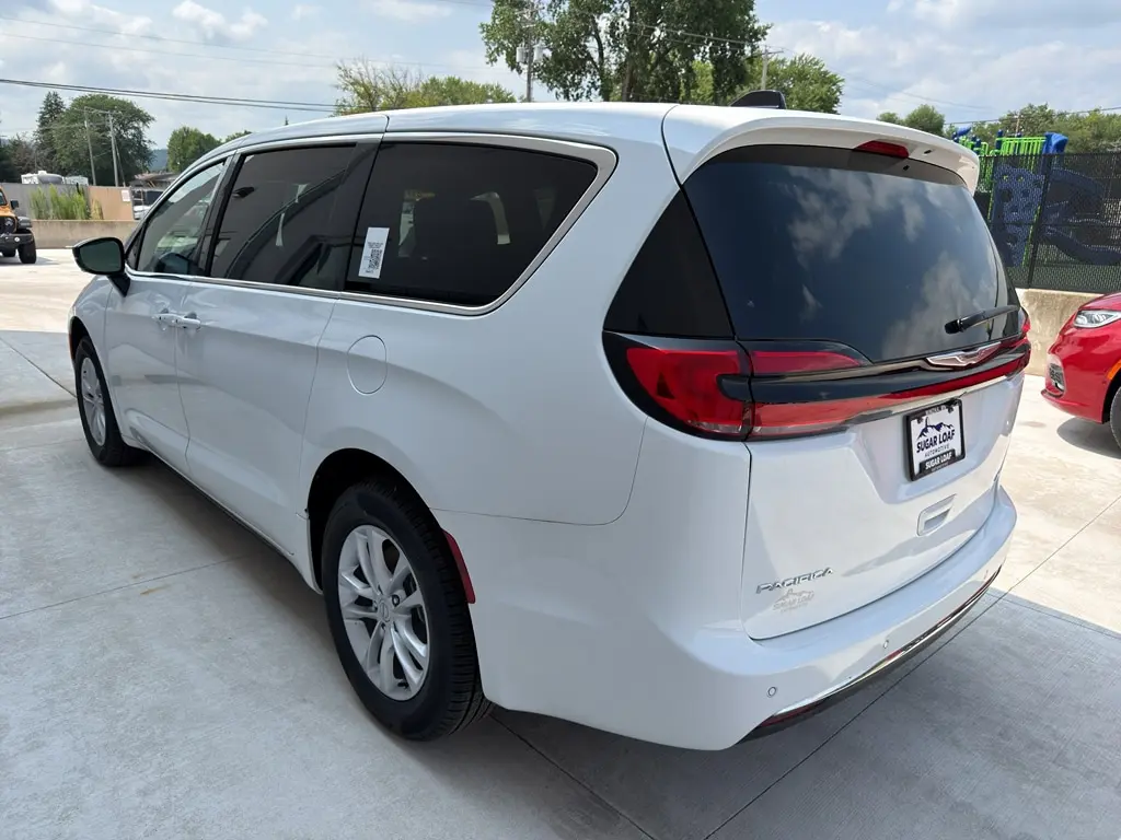 2026 Chrysler Pacifica Select AWD photo 4