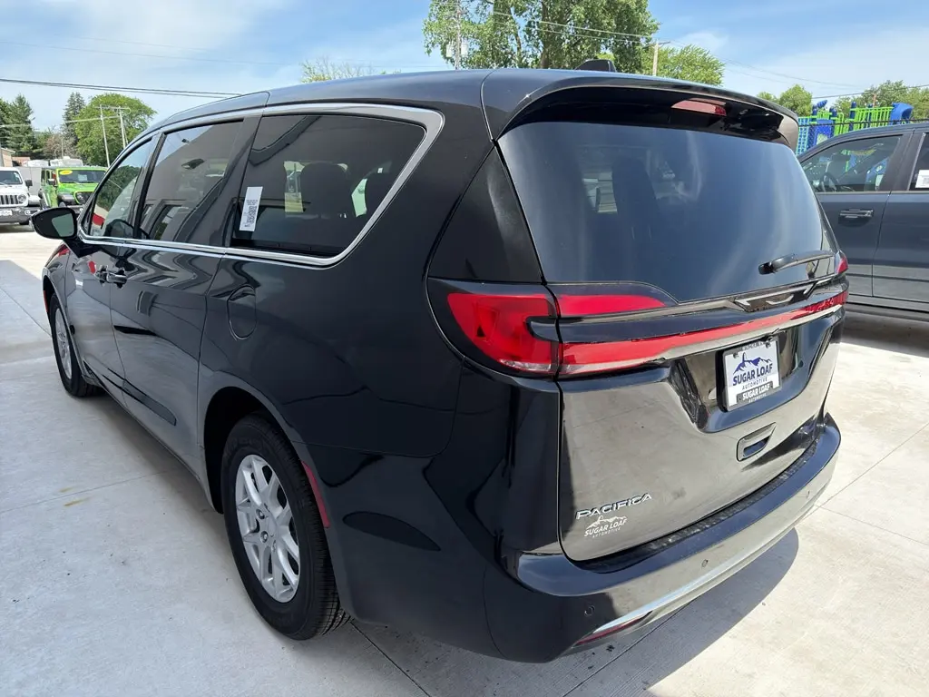 2027 Chrysler Pacifica Select photo 4