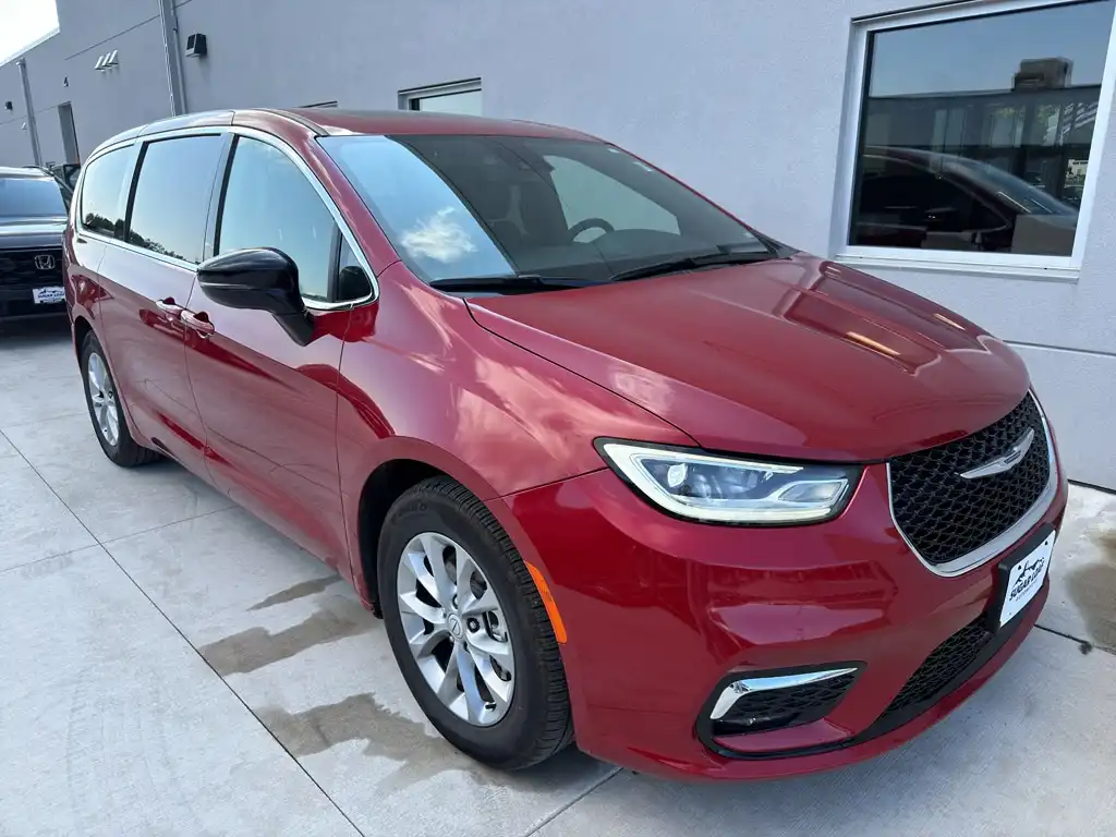 2026 Chrysler Pacifica Limited's photo