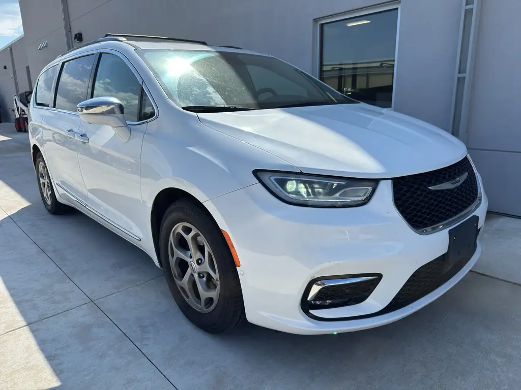2022 Chrysler Pacifica Limited photo 1