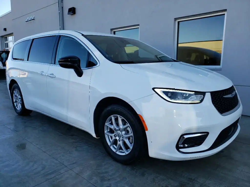 2024 Chrysler Pacifica Touring L's photo