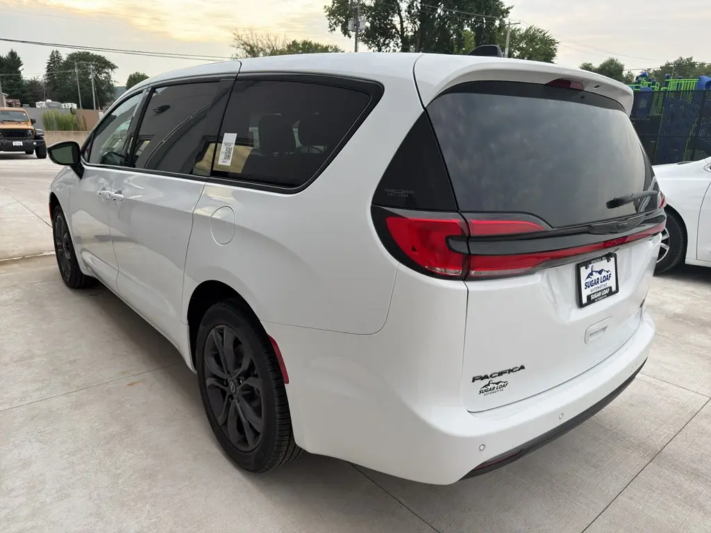 2026 Chrysler Pacifica Select AWD photo 4