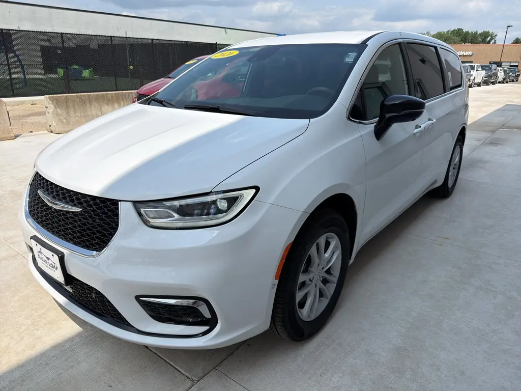 2026 Chrysler Pacifica Select AWD photo 3
