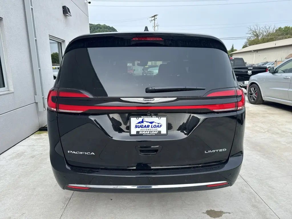2026 Chrysler Pacifica Limited photo 5