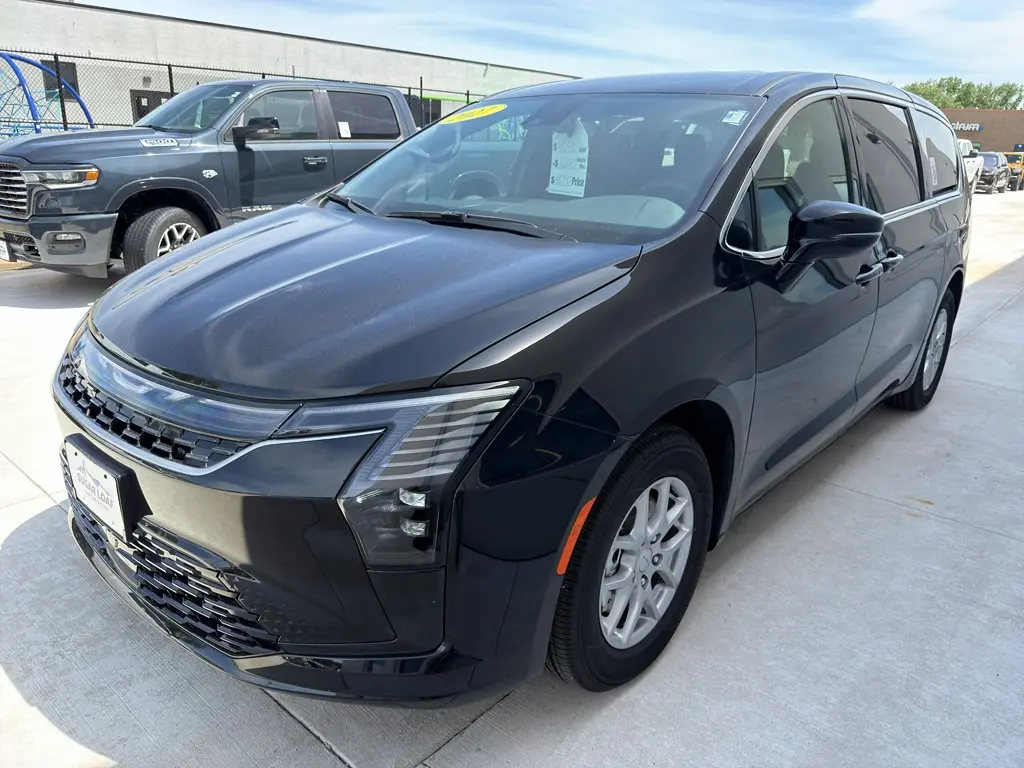 2027 Chrysler Pacifica Select photo 3