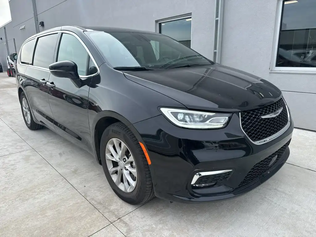 2026 Chrysler Pacifica Limited's photo