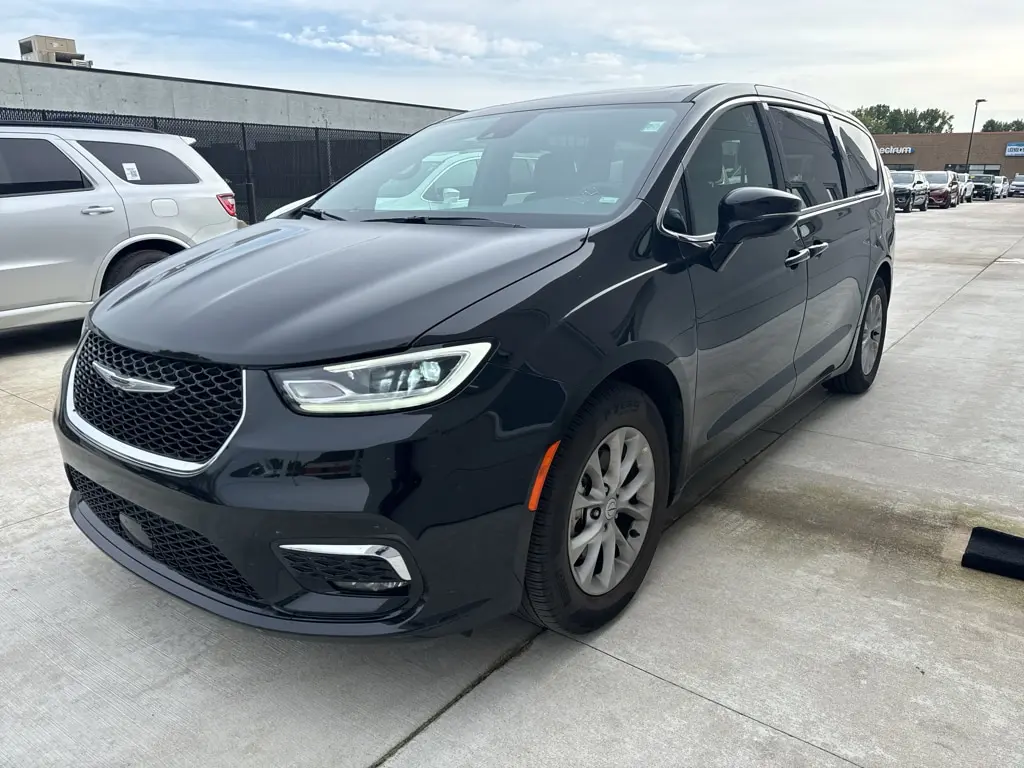 2026 Chrysler Pacifica Limited photo 3