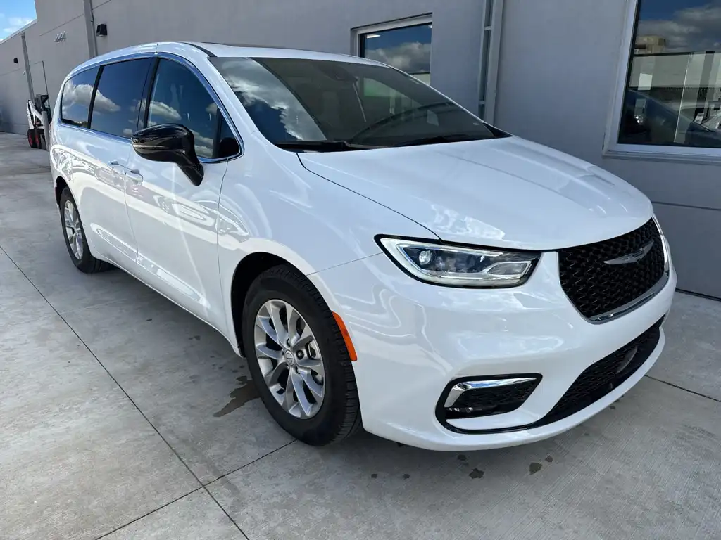 2026 Chrysler Pacifica Limited's photo