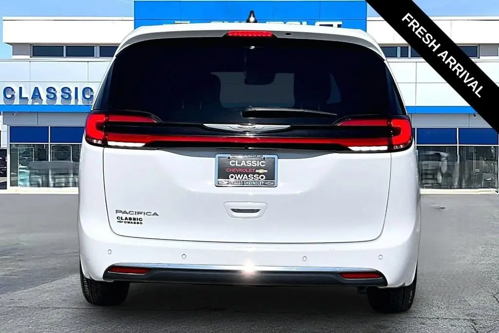 2025 Chrysler Pacifica Select photo 4