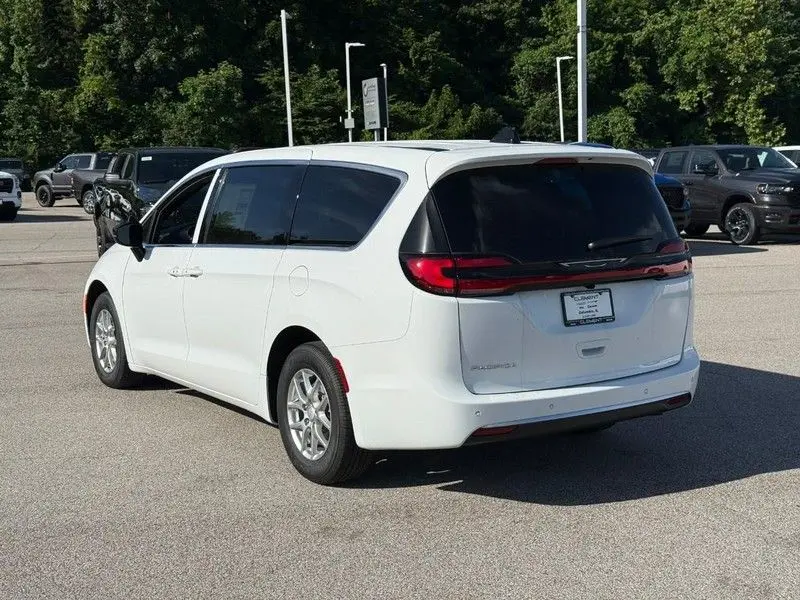 2027 Chrysler Pacifica Select photo 3