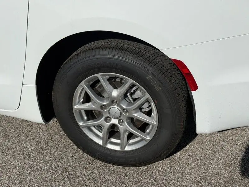2027 Chrysler Pacifica Select photo 4
