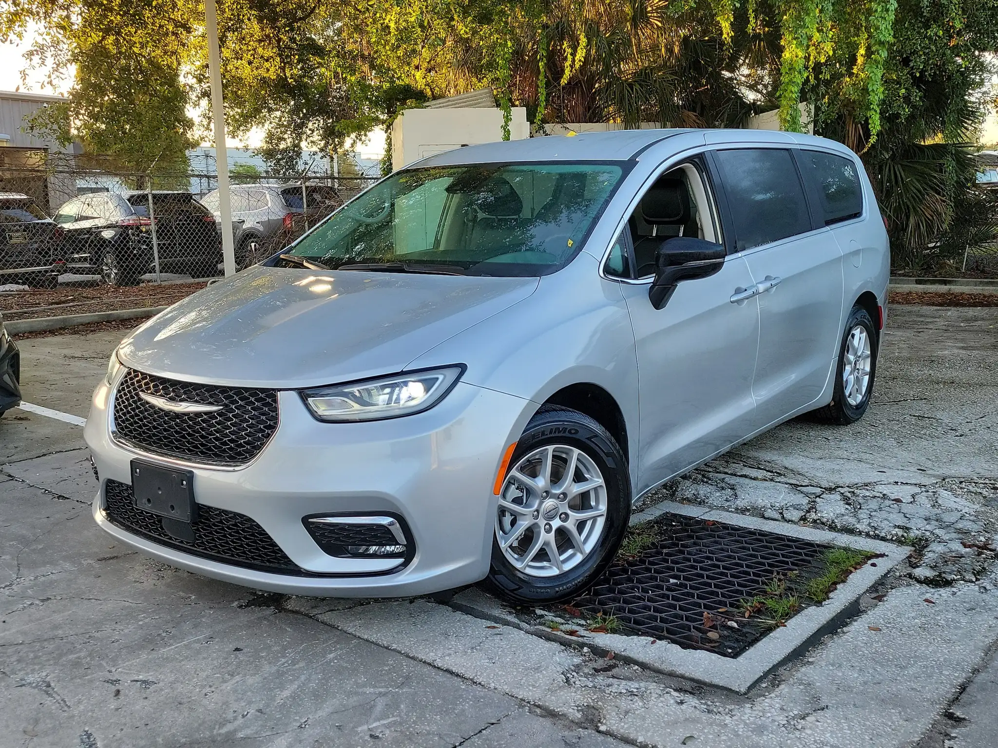 2024 Chrysler Pacifica Touring L's photo