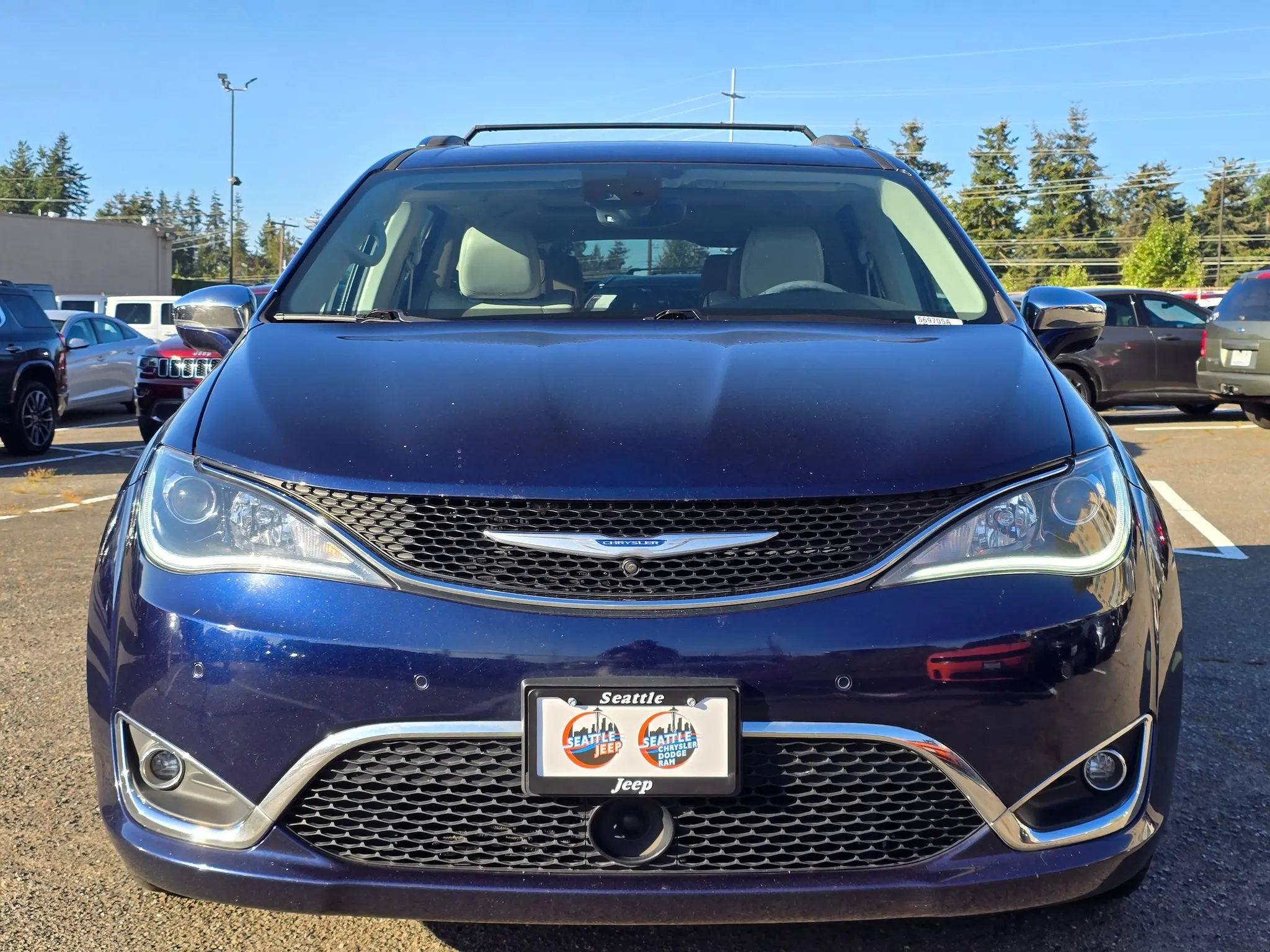 2017 Chrysler Pacifica Limited photo 3