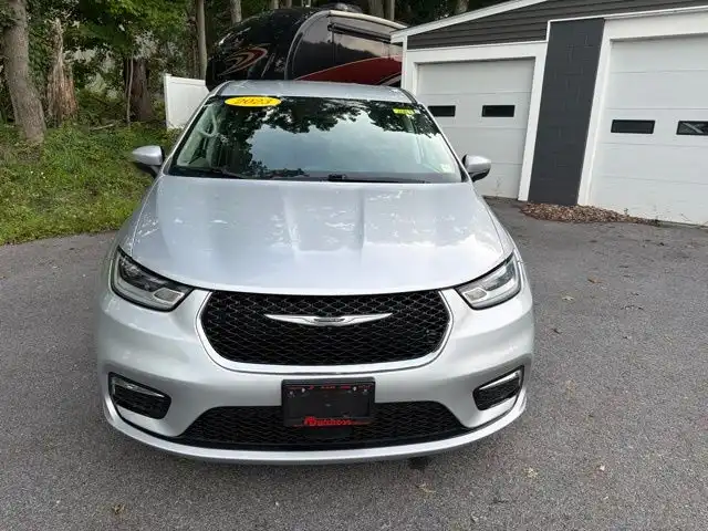 2023 Chrysler Pacifica Touring L's photo