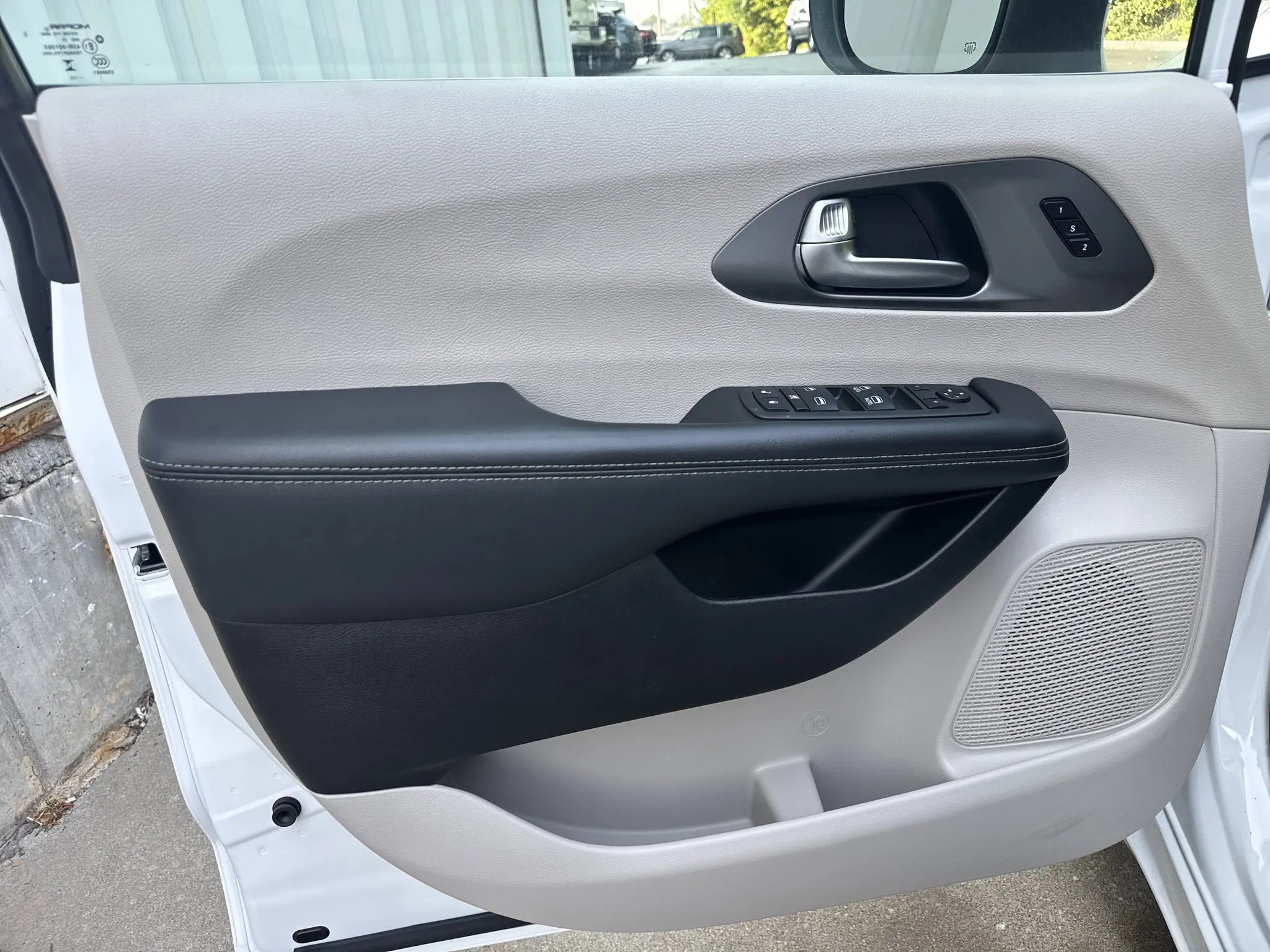 2023 Chrysler Pacifica Touring L photo 4