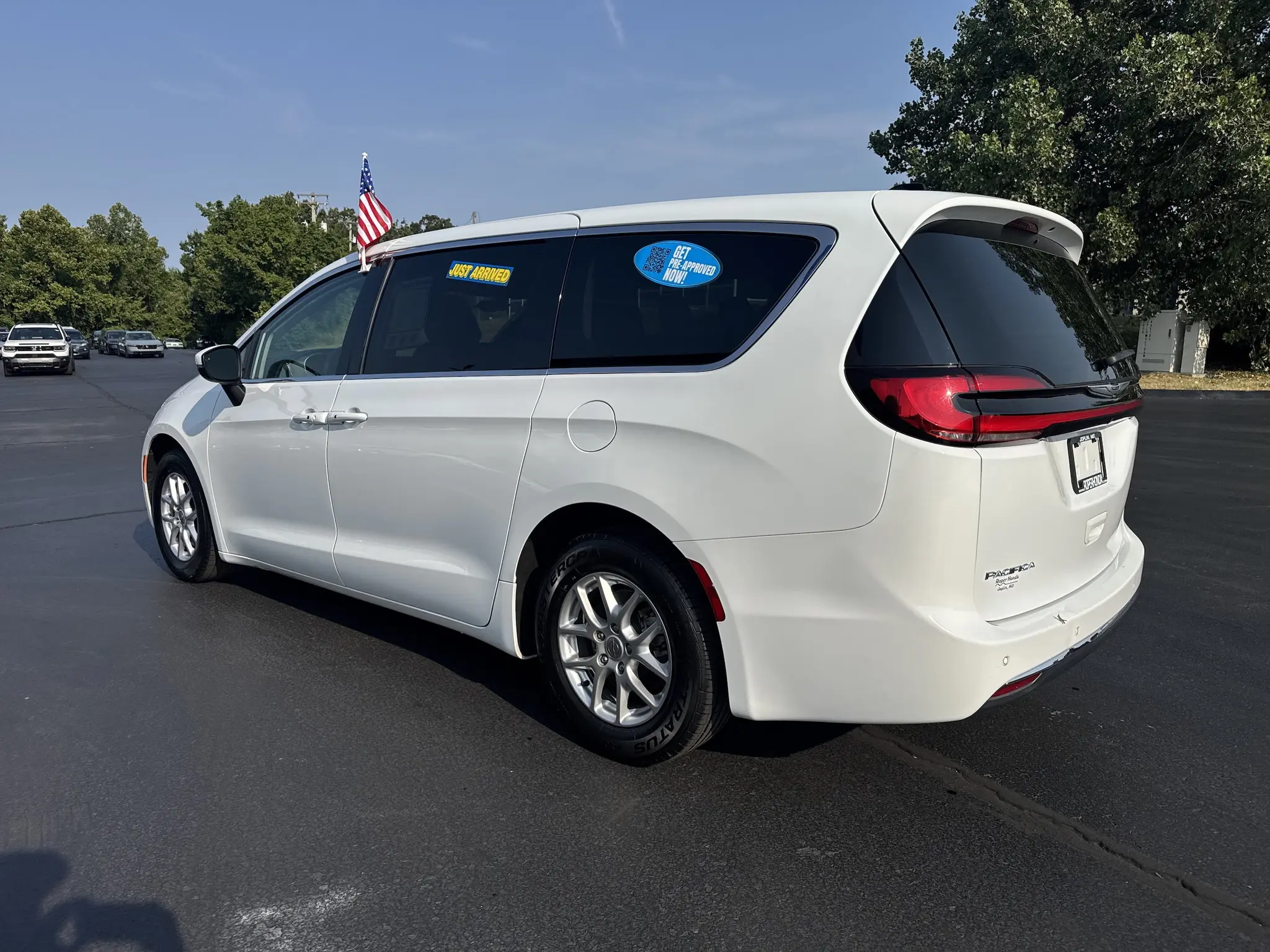 2023 Chrysler Pacifica Touring L photo 3
