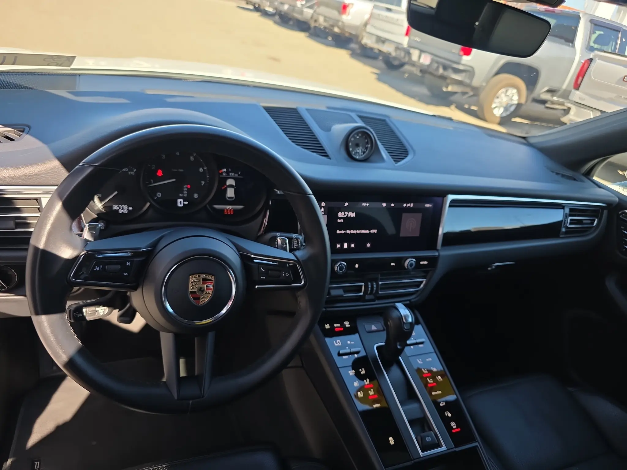 2025 Porsche Macan Base photo 3