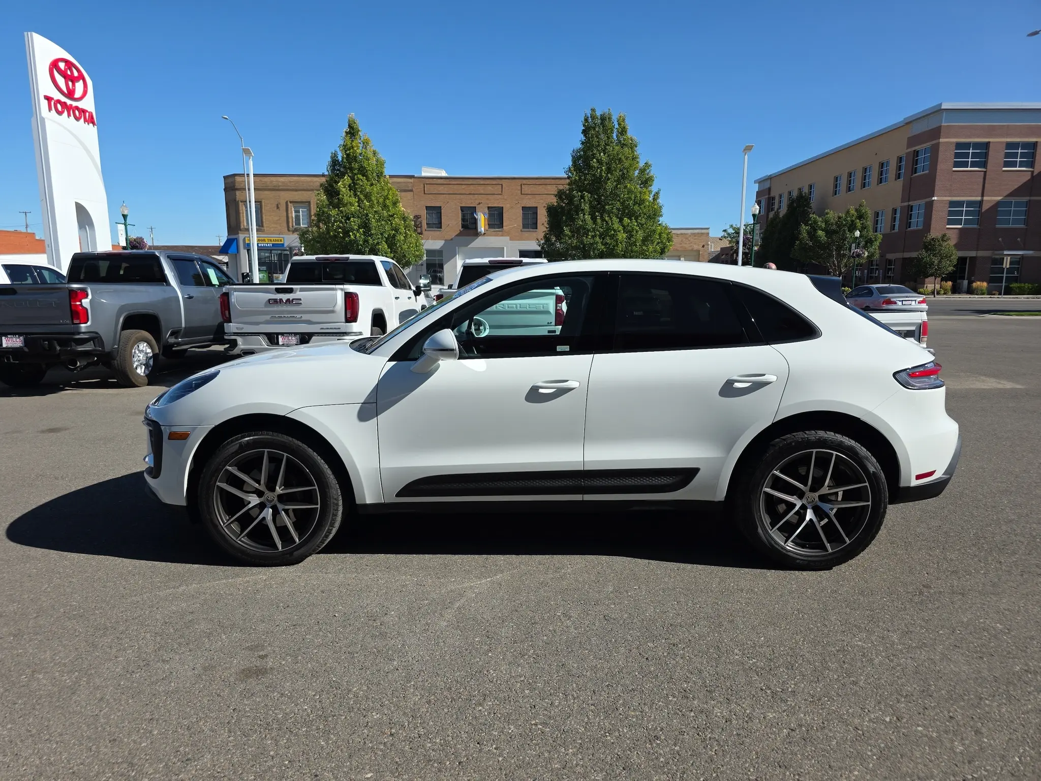 2025 Porsche Macan Base photo 5