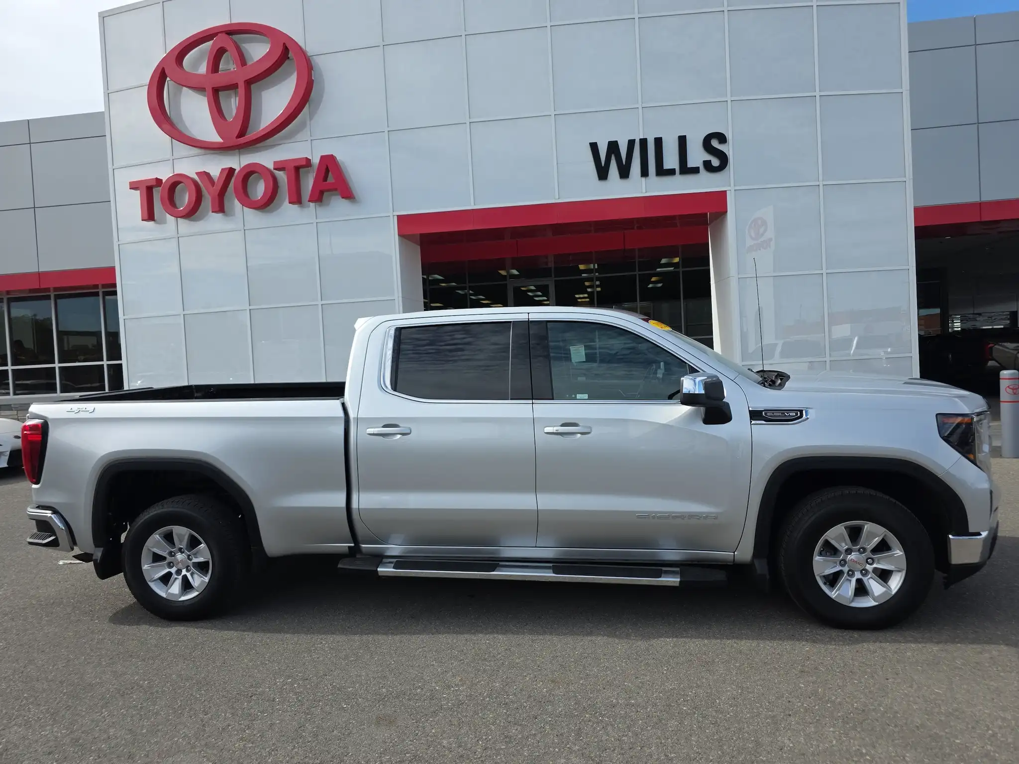 2022 GMC Sierra SLE 4WD Crew Cab Standard Box's photo