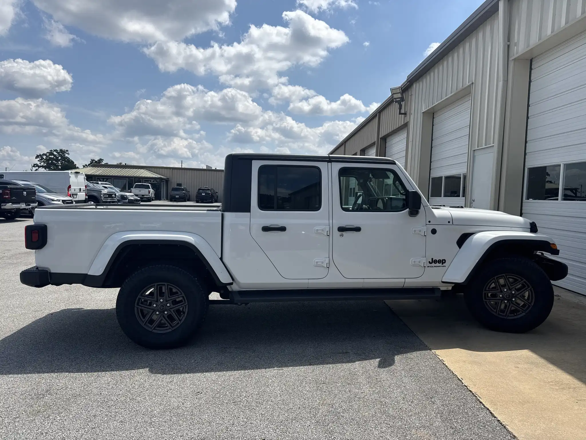 2024 Jeep Gladiator Sport S's photo