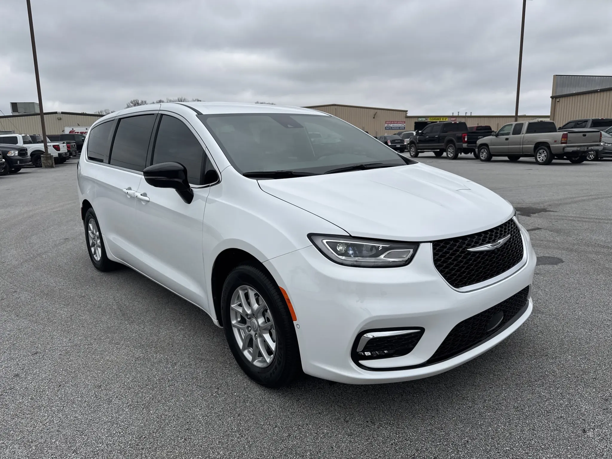 2026 Chrysler Pacifica Select photo 4