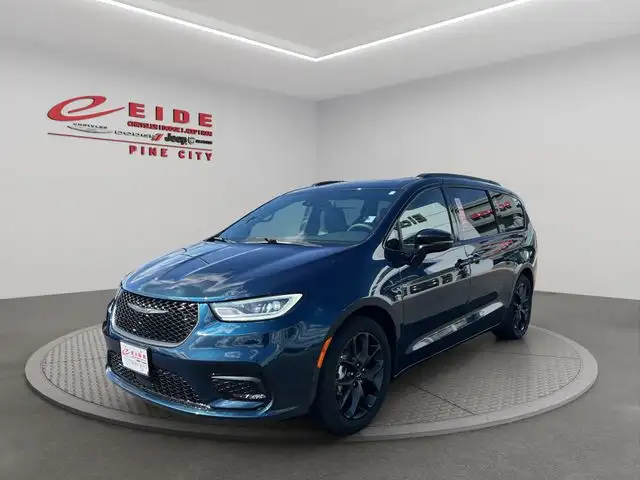 2025 Chrysler Pacifica Limited's photo