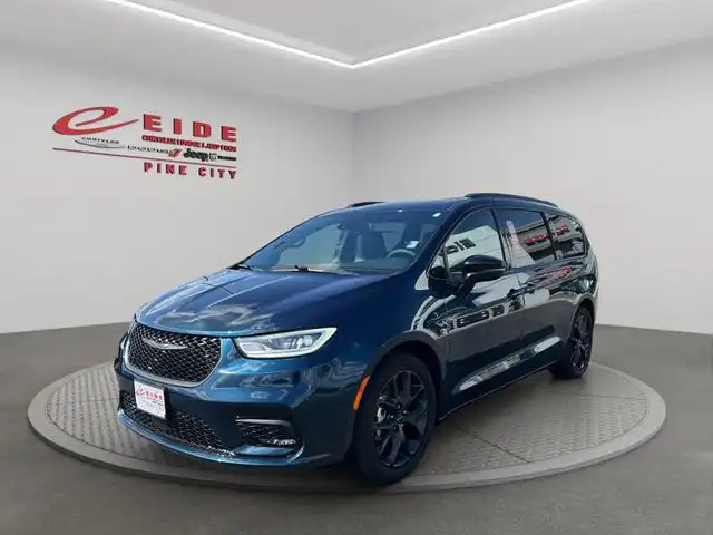 2025 Chrysler Pacifica Limited's photo