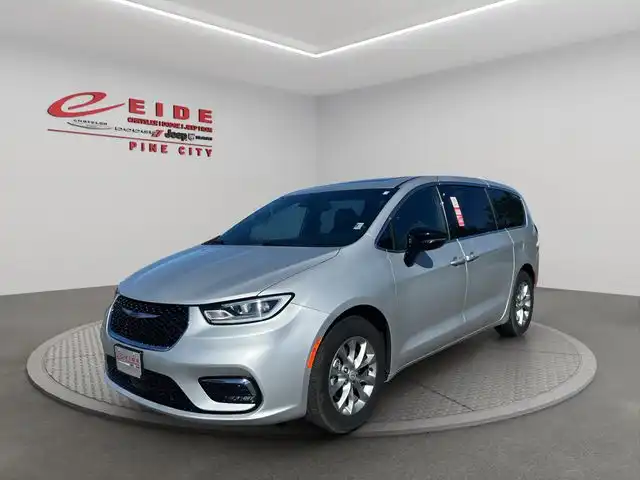 2026 Chrysler Pacifica Limited's photo