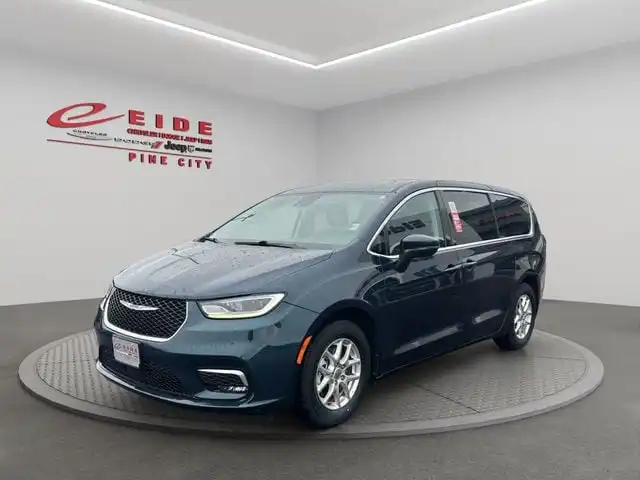 2023 Chrysler Pacifica Touring L's photo