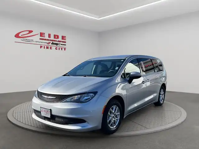 2023 Chrysler Voyager LX's photo