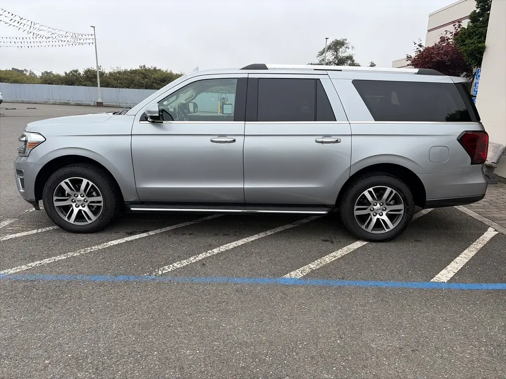 2023 Ford Expedition Limited 4WD MAX photo 3