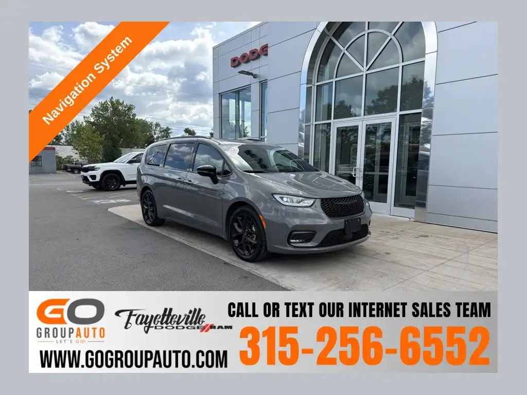 2025 Chrysler Pacifica Limited's photo