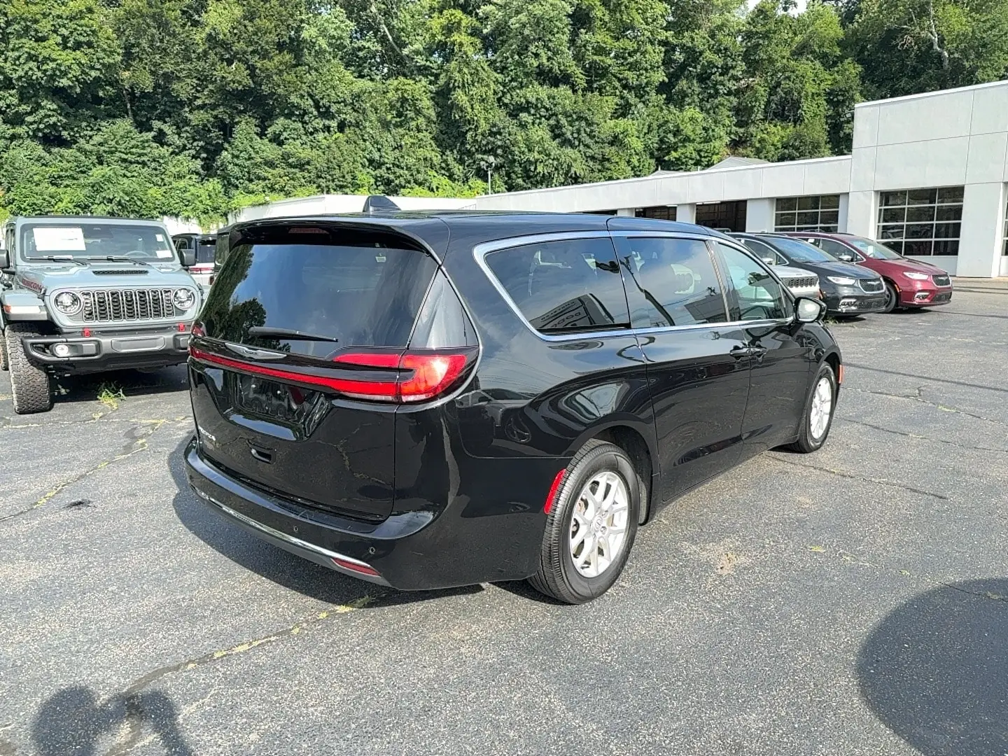2025 Chrysler Pacifica Select photo 5