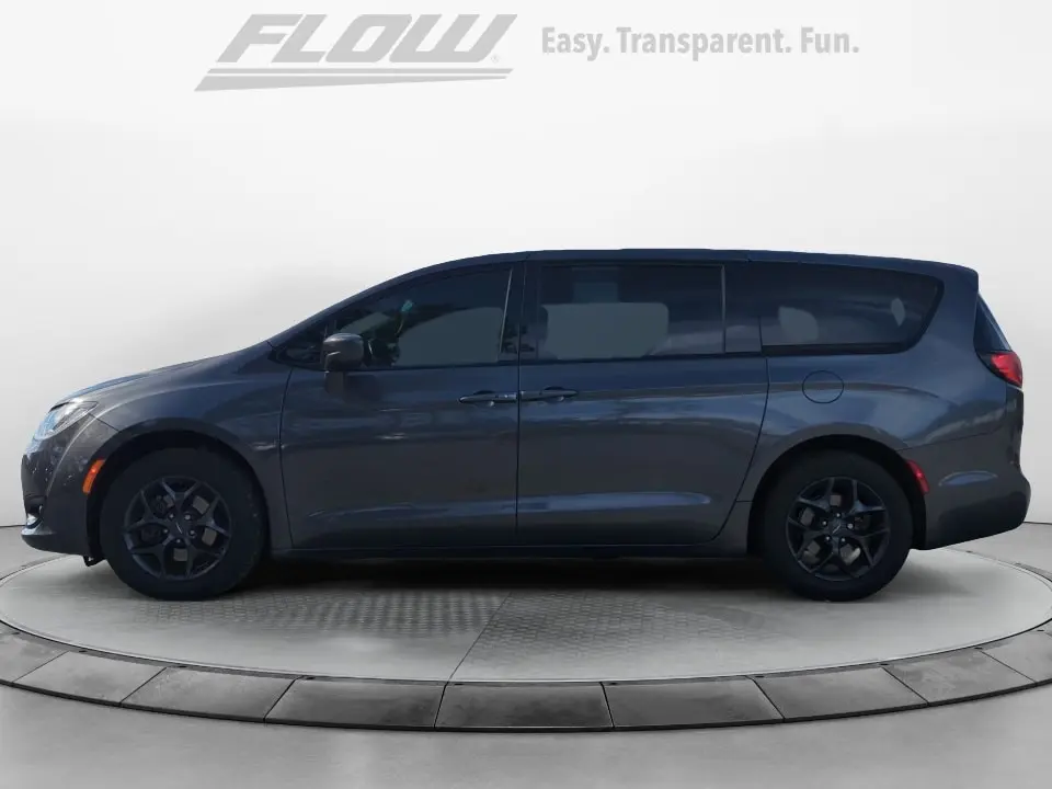 2020 Chrysler Pacifica Touring photo 4