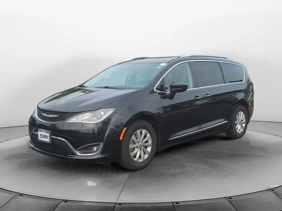2018 Chrysler Pacifica Touring L photo 3