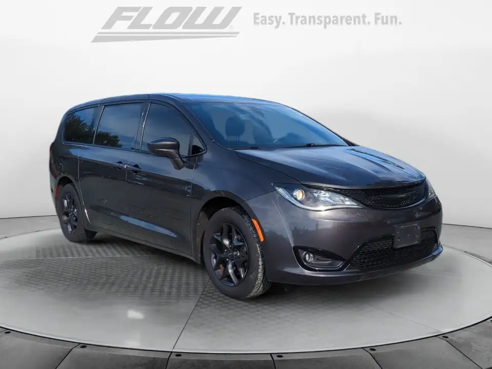 2020 Chrysler Pacifica Touring photo 1