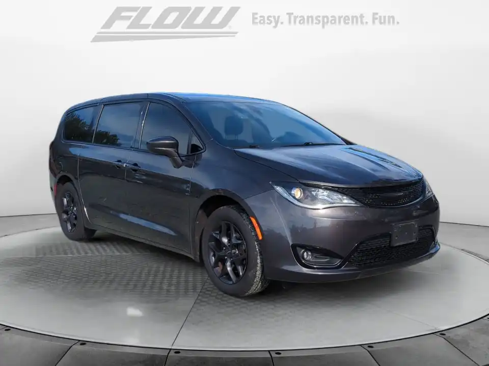 2020 Chrysler Pacifica Touring's photo
