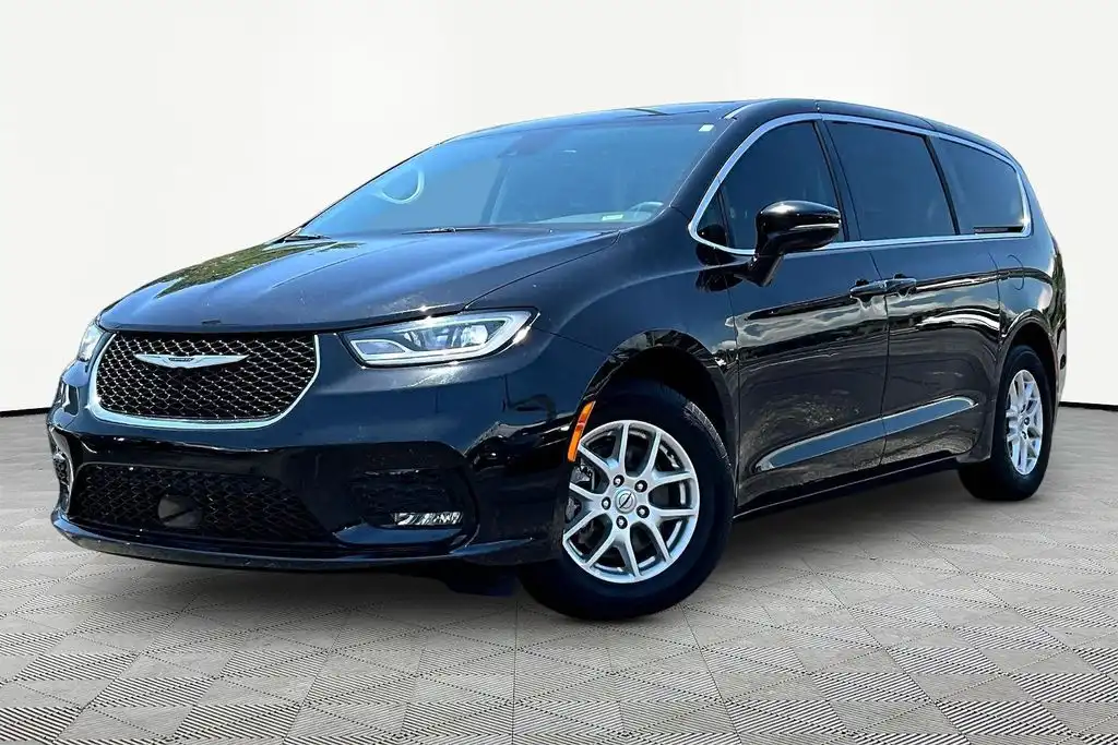 2024 Chrysler Pacifica Touring L's photo